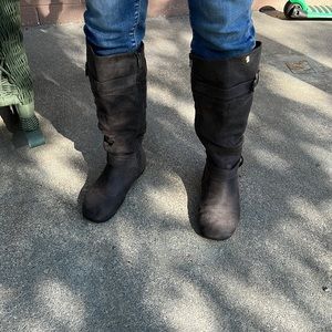 These gray boots are very comfortable and a size 8M